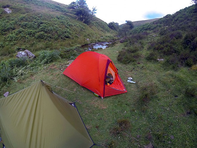 Side view of the Vaude Hogan UL Argon showing the porch size.